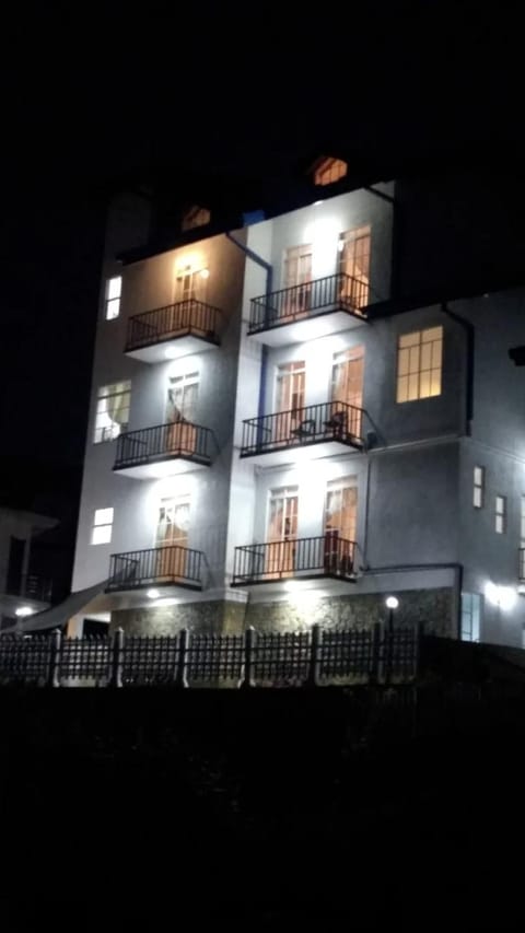 Regal Rose Luxury Holiday Apartments Condo in Nuwara Eliya