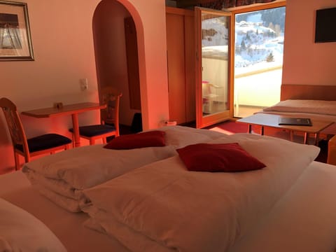 TV and multimedia, Balcony/Terrace, Photo of the whole room, Seating area, Bedroom, Mountain view