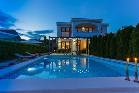 Facade/entrance, Night, Area and facilities, Swimming pool