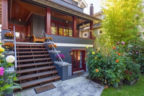 Beautiful, Quiet 3BR in Posh Kitsilano Eigentumswohnung in Vancouver