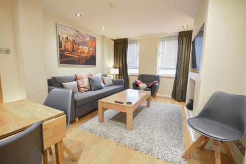 Tower Bridge 2BR apartment for 6 with terrace Eigentumswohnung in London Borough of Southwark
