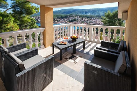 View (from property/room), Balcony/Terrace, Seating area, Mountain view