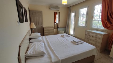 Bed, Photo of the whole room, Bedroom, air conditioner