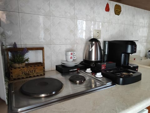 Coffee/tea facilities, Kitchen or kitchenette, stove