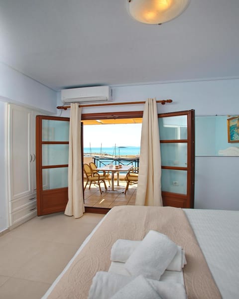 Photo of the whole room, Sea view