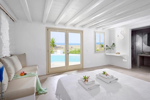 Bed, Photo of the whole room, Seating area, Bedroom, Pool view, Swimming pool, towels