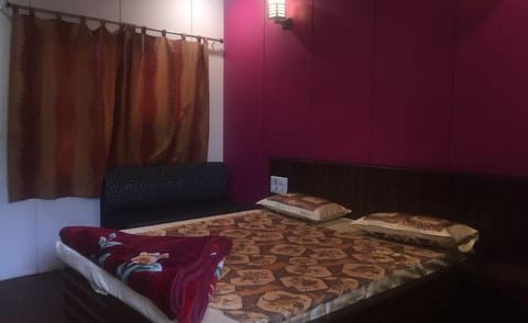 Deluxe stay near the epic Tajmahal Bed and Breakfast in Agra