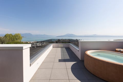 Hot Tub, Solarium, Balcony/Terrace, Lake view