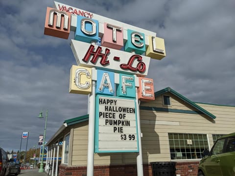 Hi-Lo Motel, Cafe and RV Park Motel in Weed