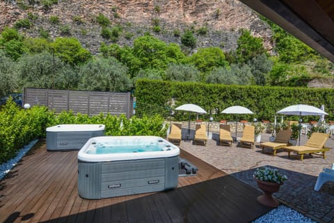 Hot Tub, Area and facilities