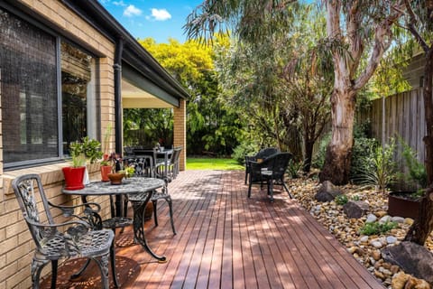 Property building, Garden, Balcony/Terrace, Dining area