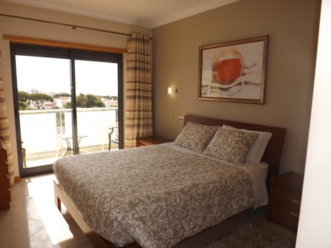 Bed, Photo of the whole room, Bedroom, Pool view, Sea view, Street view