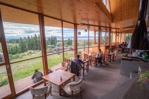 Restaurant/places to eat, Living room, Seating area, Lake view, Mountain view
