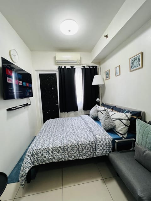 Communal lounge/ TV room, Bed, TV and multimedia, Living room, Photo of the whole room, Seating area, Evening entertainment, Bedroom, air conditioner