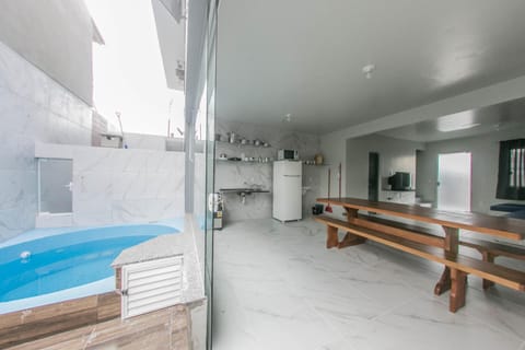 Kitchen or kitchenette, Pool view, Swimming pool