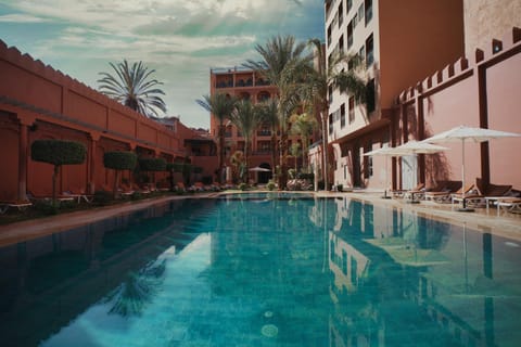 Property building, Day, Pool view, Swimming pool, sunbed