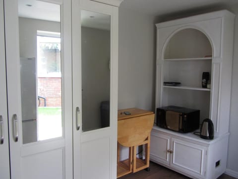 Coffee/tea facilities, minibar, wardrobe