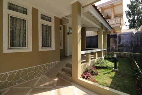 Property building, Patio, Garden, Garden view