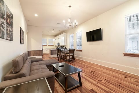 Hosteeva 3 BR Cottage Close to St Charles 5 m Ride to FQ Condo in Warehouse District