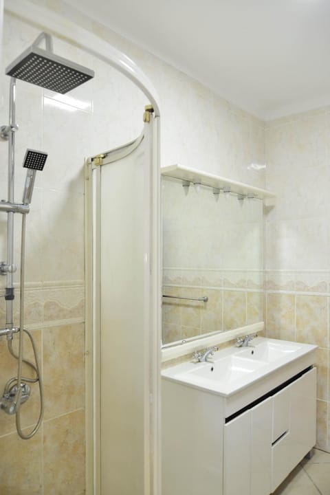 Shower, Toilet, Property building, Bathroom