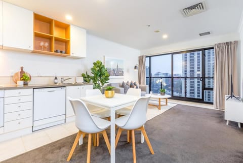 Kitchen or kitchenette, Dining area, City view