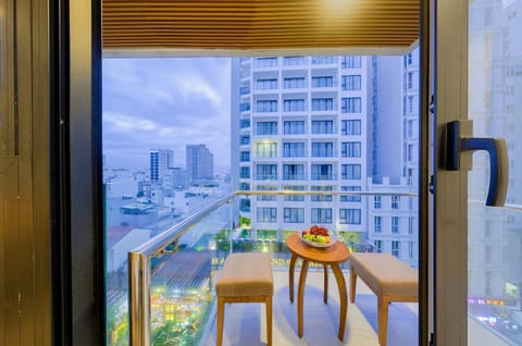 View (from property/room), Balcony/Terrace, City view, Street view