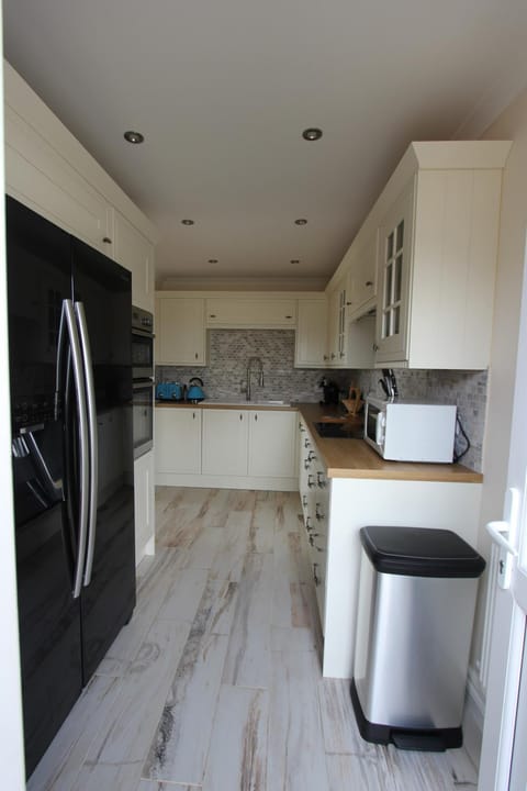 Coffee/tea facilities, Kitchen or kitchenette, Photo of the whole room, Decorative detail, Decorative detail