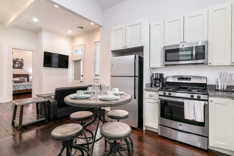 Charming 2BR on Carondelet by Hosteeva Condominio in Warehouse District