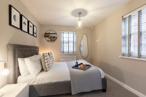 Elliot Oliver - 2 Bedroom Garden Apartment With Parking Apartment in Cheltenham