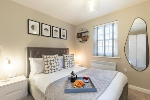 Elliot Oliver - 2 Bedroom Garden Apartment With Parking Apartment in Cheltenham