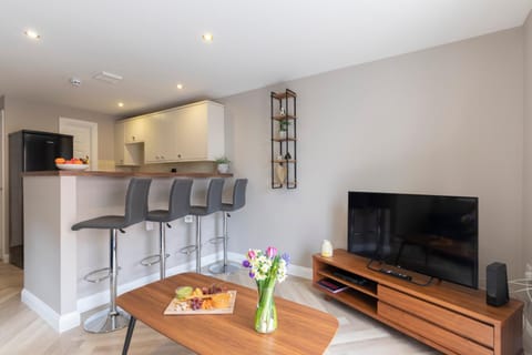 Elliot Oliver - 2 Bedroom Garden Apartment With Parking Apartment in Cheltenham