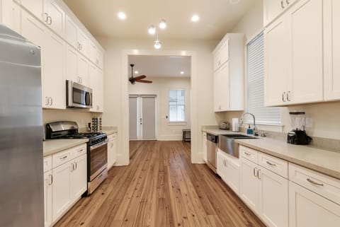 Stunning 3BR on Carondelet by Hosteeva Apartment in Warehouse District