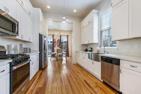 3BR Cottage on Carondelet by Hosteeva Condo in Warehouse District