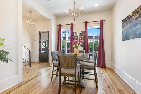 3BR Cottage on Carondelet by Hosteeva Condo in Warehouse District