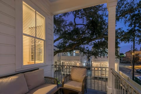 Amazing 3BR Cottage off St Charles with Pool Condo in Warehouse District