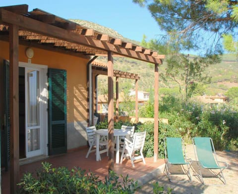 Patio, Day, Dining area