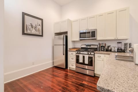 Modern 2BR on Carondelet by Hosteeva Apartment in Warehouse District