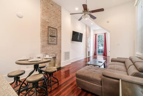 Modern 2BR on Carondelet by Hosteeva Apartment in Warehouse District