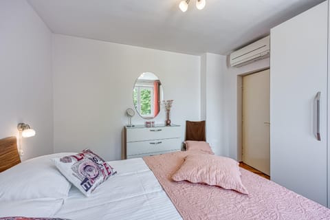 Bedroom, air conditioner