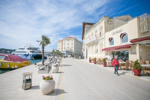 Neighbourhood, Sea view, Street view