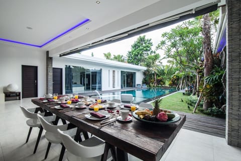 Dining area, Continental breakfast