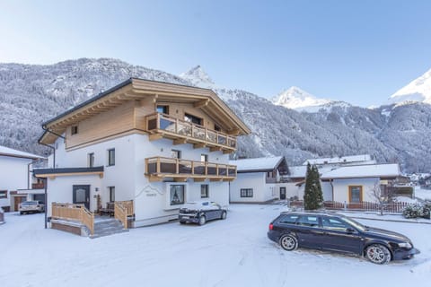 Facade/entrance, Winter, Balcony/Terrace