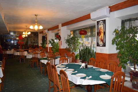 Restaurant/places to eat, Food and drinks, Banquet/Function facilities, Food