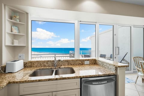 Kitchen or kitchenette, Sea view