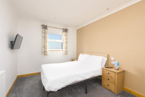 Bed, TV and multimedia, Photo of the whole room, Bedroom