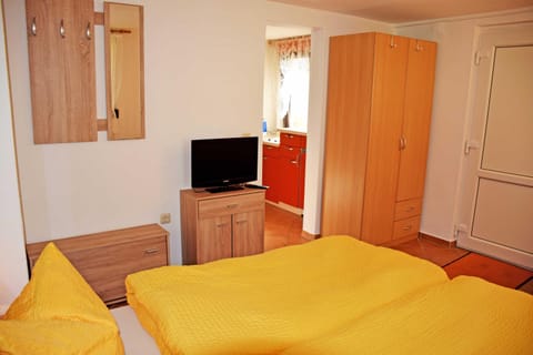 Bed, TV and multimedia, Bedroom, wardrobe