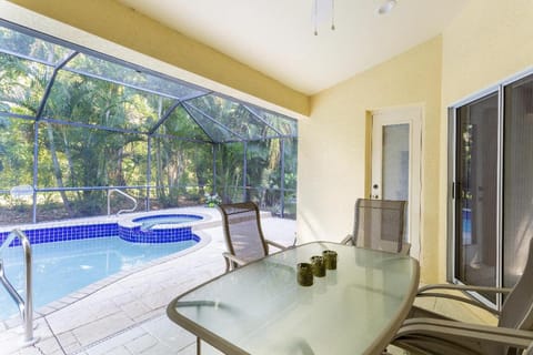 Serene & Attractive Heated Pool Spa Home Haus in Estero