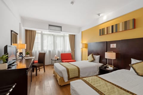 Bed, TV and multimedia, Photo of the whole room, Seating area, Bedroom, hair dresser, air conditioner