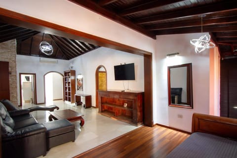 Communal lounge/ TV room, TV and multimedia, Living room, Seating area, air conditioner