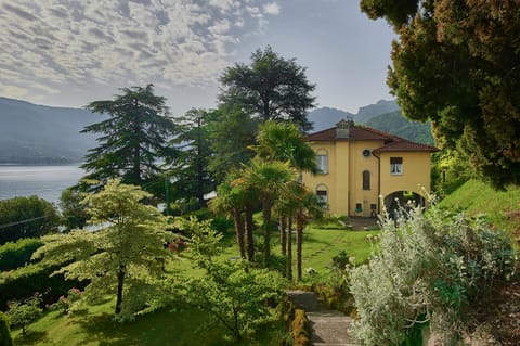 Property building, Garden view, Lake view